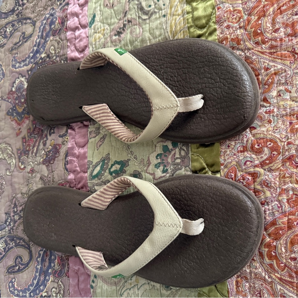 Sanuk Cream and Brown Women's Sandals